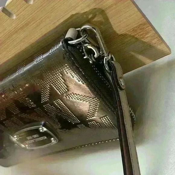 Michael Kors Wallet/Wristlet - Picture 9 of 9